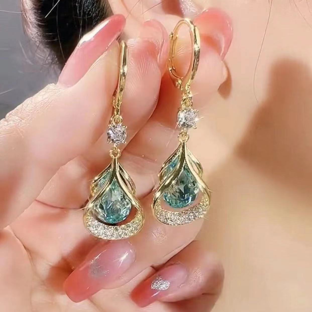 Krásne a elegantné diamantové náušnice
