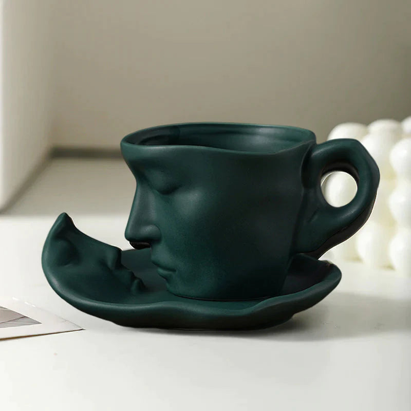 ☕ Sada keramických šálok a podšálok s kreatívnym abstraktným umením, ľudská tvár, bozk