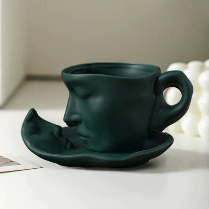 ☕ Sada keramických šálok a podšálok s kreatívnym abstraktným umením, ľudská tvár, bozk