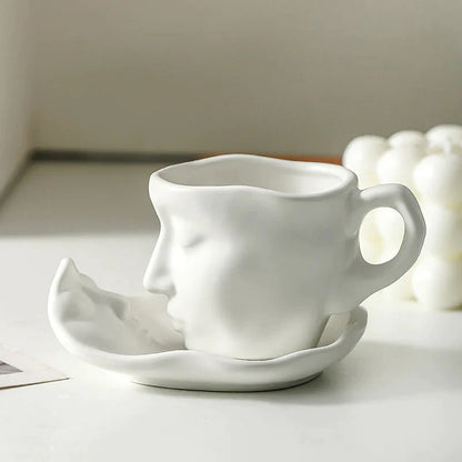 ☕ Sada keramických šálok a podšálok s kreatívnym abstraktným umením, ľudská tvár, bozk