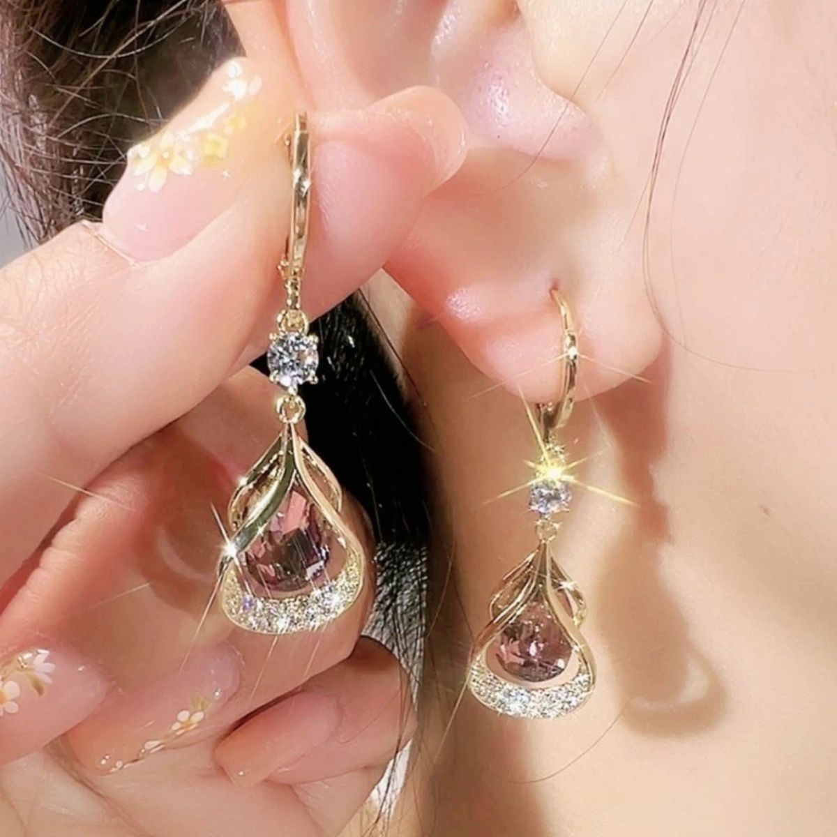 Krásne a elegantné diamantové náušnice