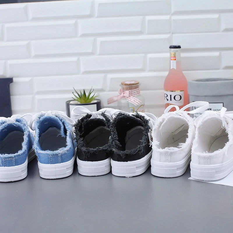 Zapatillas mule de denim deshilachado para mujer