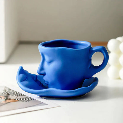 ☕ Sada keramických šálok a podšálok s kreatívnym abstraktným umením, ľudská tvár, bozk