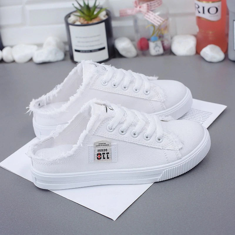 Zapatillas mule de denim deshilachado para mujer