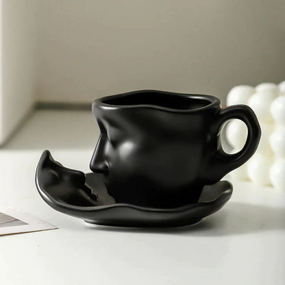 ☕ Sada keramických šálok a podšálok s kreatívnym abstraktným umením, ľudská tvár, bozk