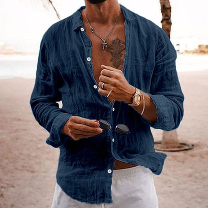 Camisa de hombre de algodón y lino con cuello doblado.