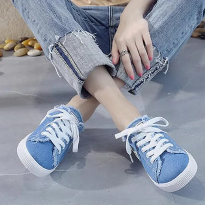Zapatillas mule de denim deshilachado para mujer