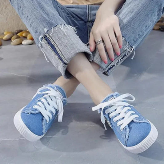 Zapatillas mule de denim deshilachado para mujer