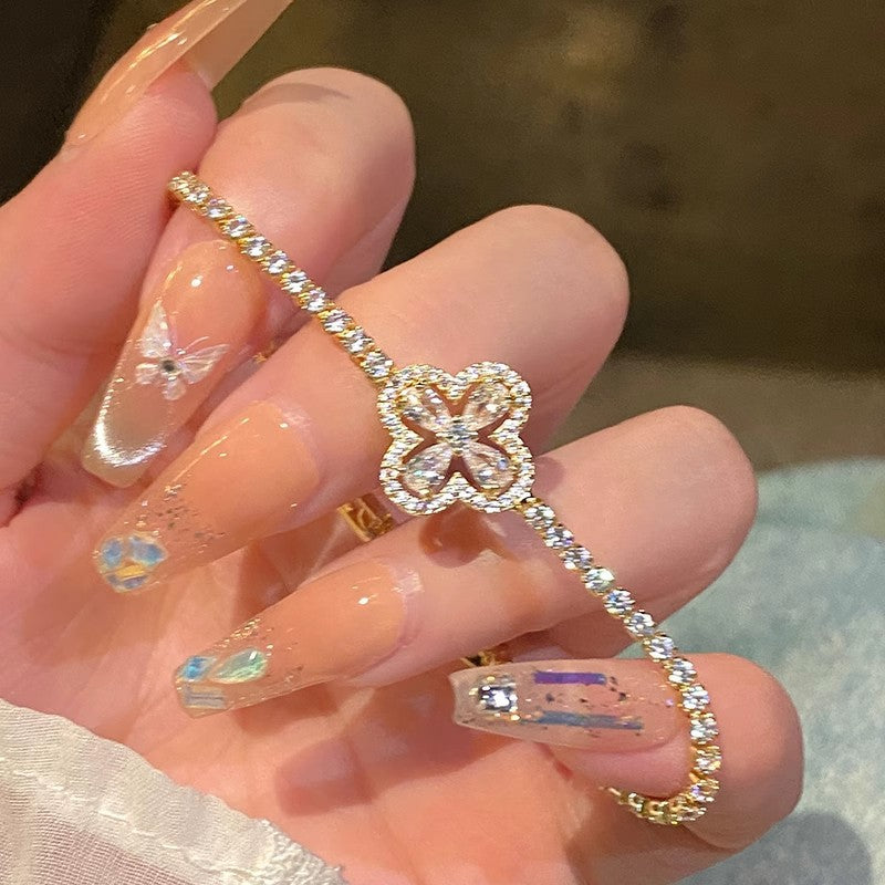 【Kupte 1 a získejte 1 zdarma】✨Super lesklý dutý náramek s čtyřlístkem, luxusní a unikátní náramek s plnými diamanty