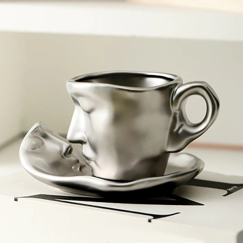 ☕ Sada keramických šálok a podšálok s kreatívnym abstraktným umením, ľudská tvár, bozk