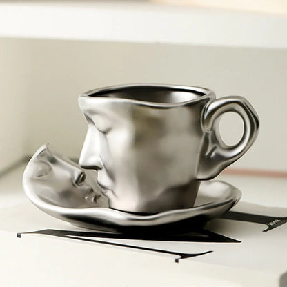 ☕ Sada keramických šálok a podšálok s kreatívnym abstraktným umením, ľudská tvár, bozk