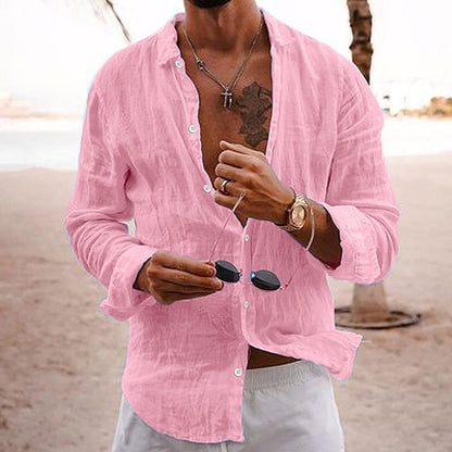 Camisa de hombre de algodón y lino con cuello doblado.