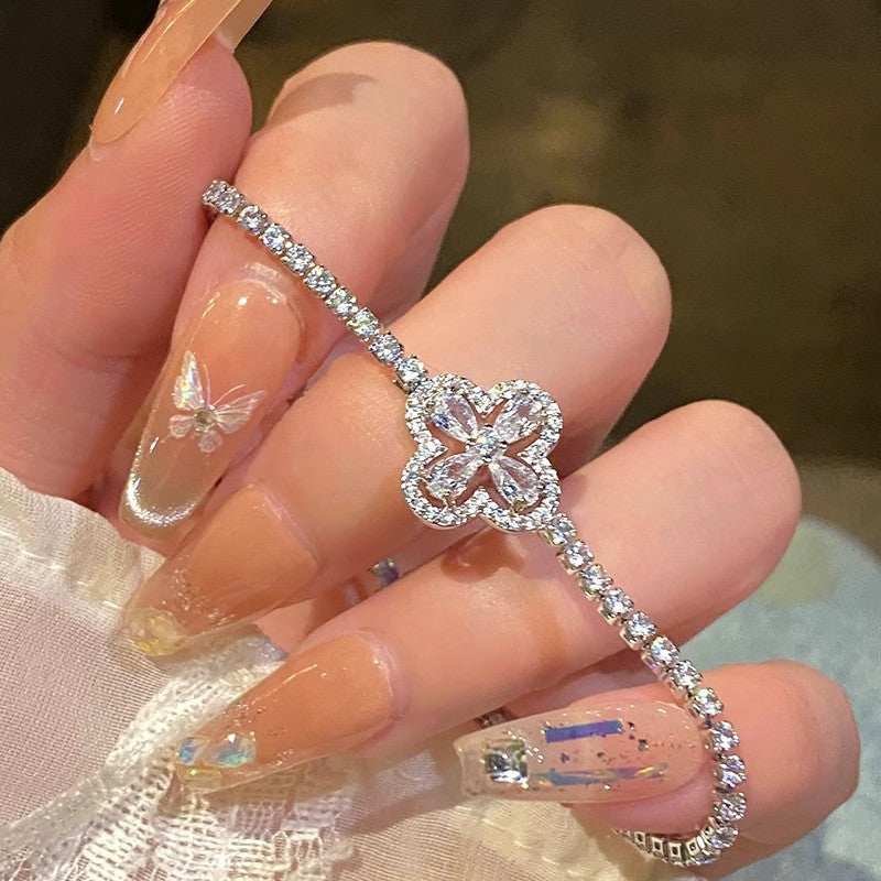 【Kupte 1 a získejte 1 zdarma】✨Super lesklý dutý náramek s čtyřlístkem, luxusní a unikátní náramek s plnými diamanty