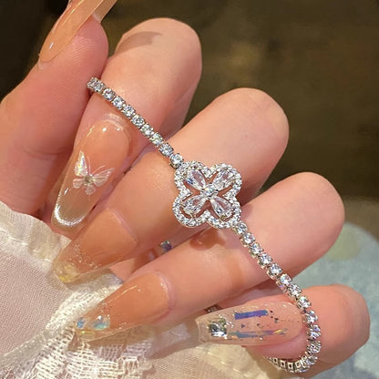 【Kupte 1 a získejte 1 zdarma】✨Super lesklý dutý náramek s čtyřlístkem, luxusní a unikátní náramek s plnými diamanty