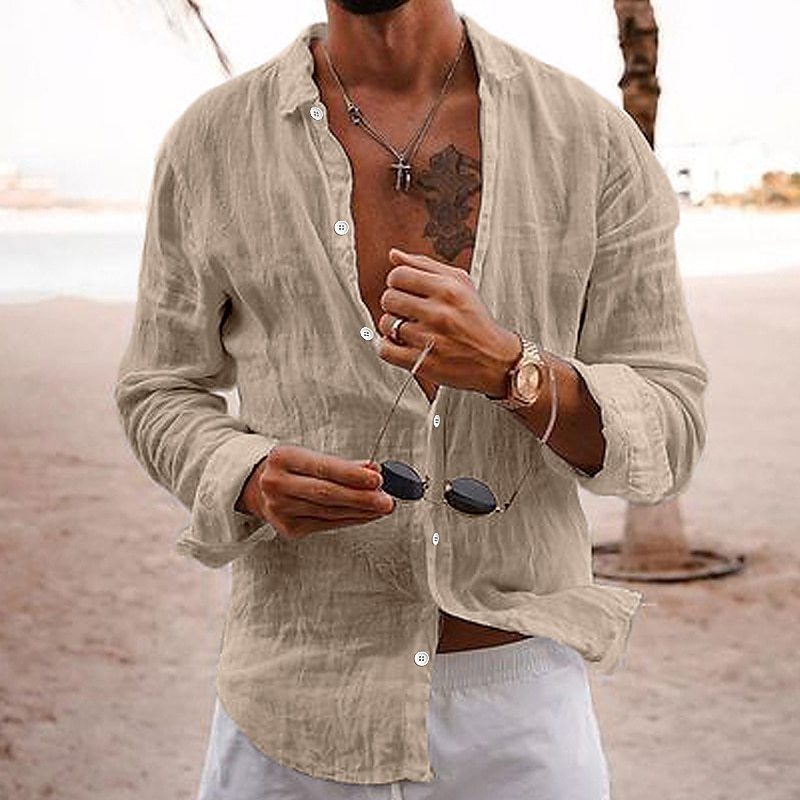 Camisa de hombre de algodón y lino con cuello doblado.