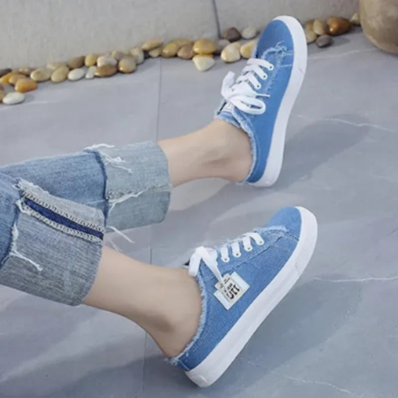 Zapatillas mule de denim deshilachado para mujer