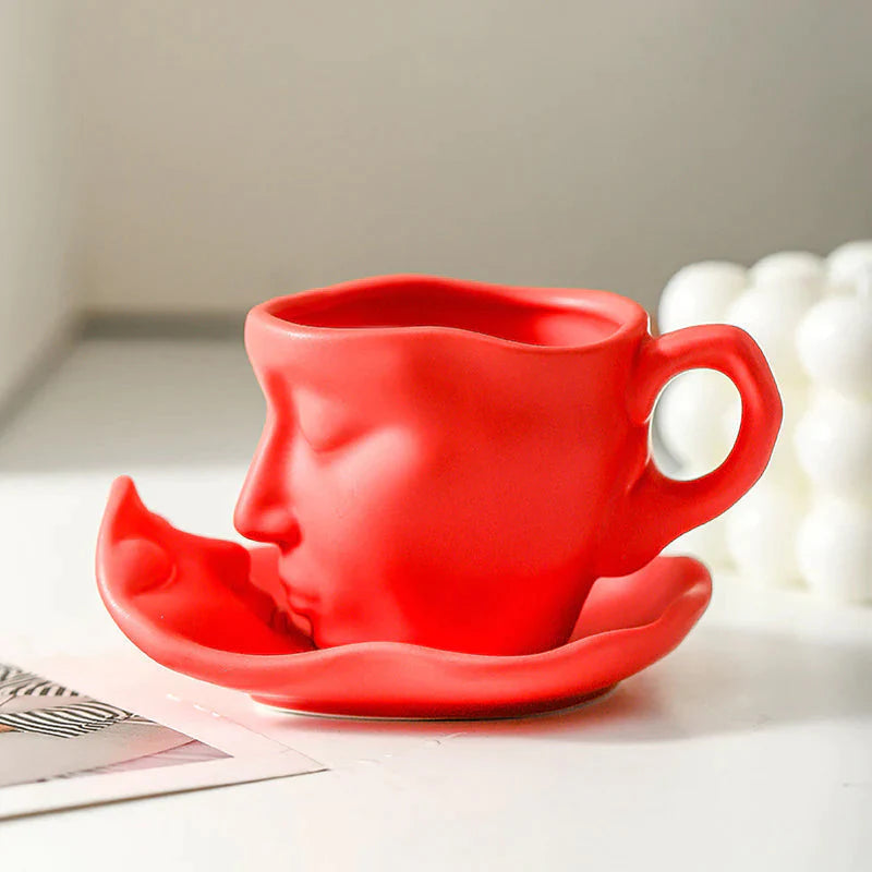 ☕ Sada keramických šálok a podšálok s kreatívnym abstraktným umením, ľudská tvár, bozk