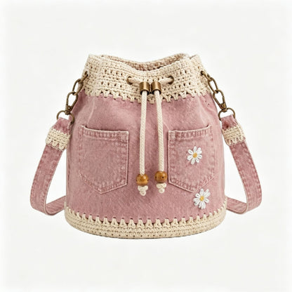 Un bolso de mezclilla tejida de estilo boho que complementa cualquier atuendo ✨